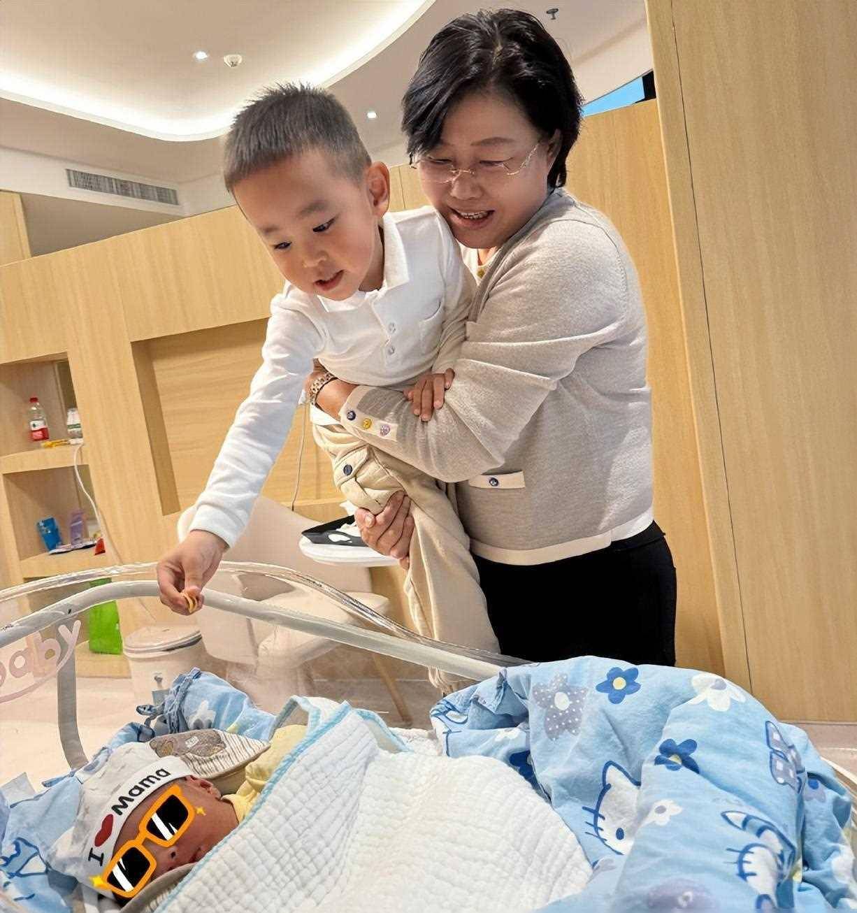 原创恭喜体育34岁世界冠军曾春蕾生二胎微笑女神高富帅男子好体