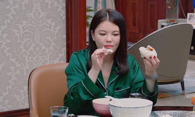 李湘改吃平民早餐6层冰箱被打码出轨风波后对王岳伦称呼变了