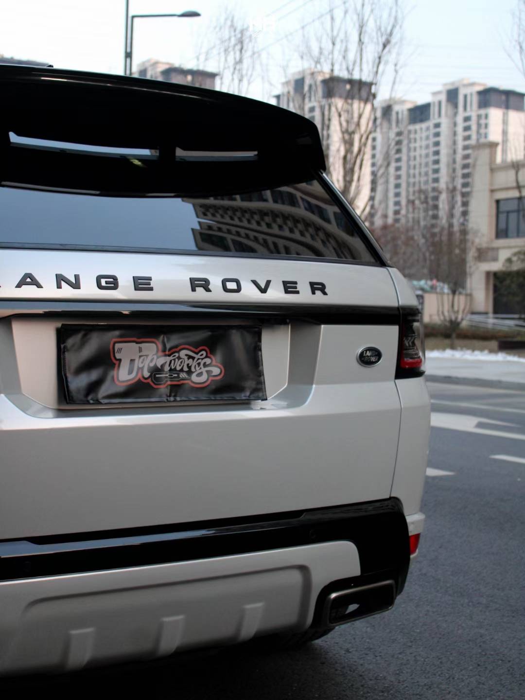 路虎揽胜运动矩阵改色膜银狐灰,宛如大自然的精灵般