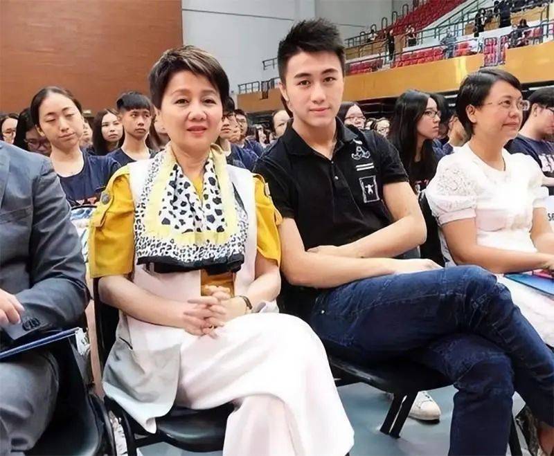 原创赌王四太梁安琪越老越时髦穿针织开衫小白裤腰带像个年轻人