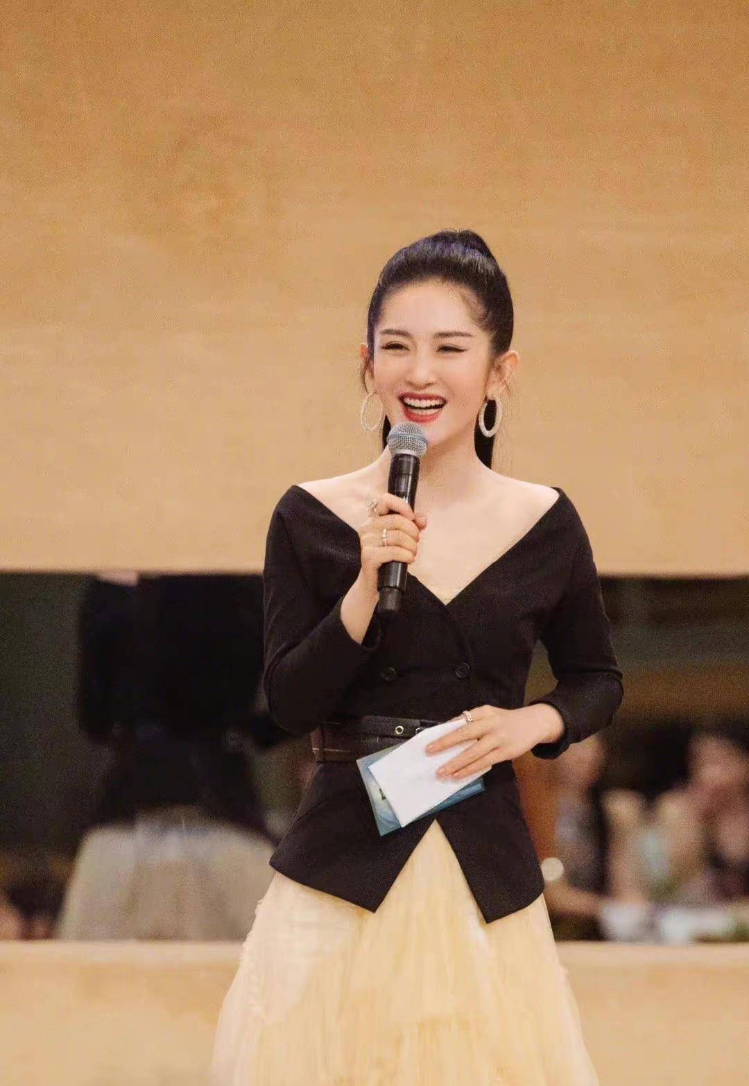 原创谢娜逆袭回归主持穿露肩衣扎高马尾气场强大又高级