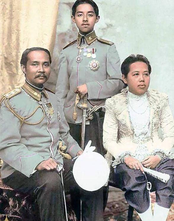 泰国王室的历史旧相片:从拉玛四世和拉玛七世,还有满宫佳丽_拉玛六世