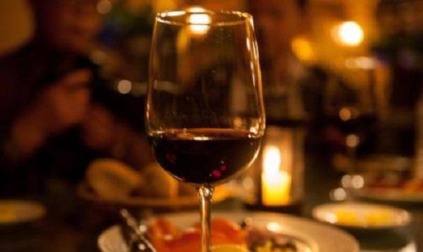 美国众多富豪为救华裔小伙,向法庭抗议,只因他掺制的假酒太好喝_鲁迪