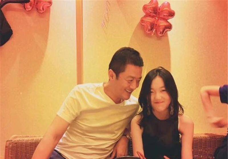 李亚鹏49岁生日收到生日祝福,称养女当如李宝嫣._李嫣_女儿_王菲