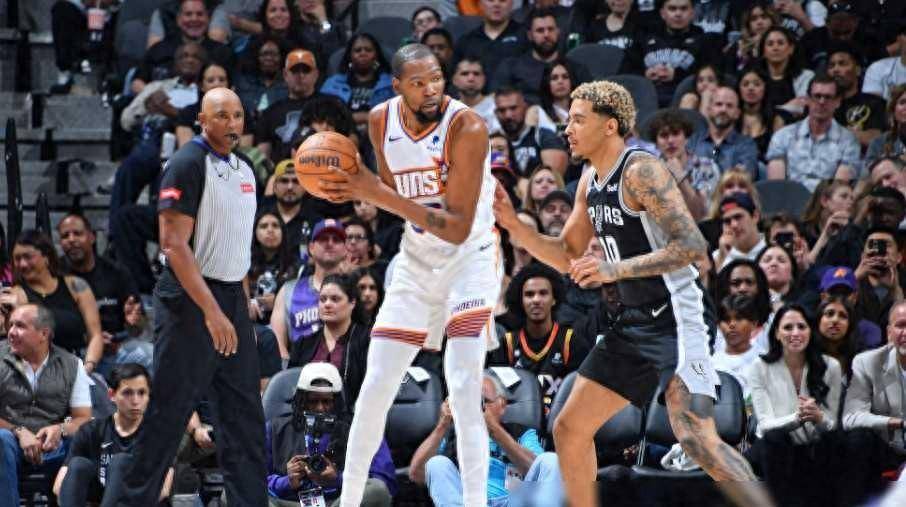 太阳三巨头70 25打爆马刺:杜兰特开心咧嘴笑 布克无解