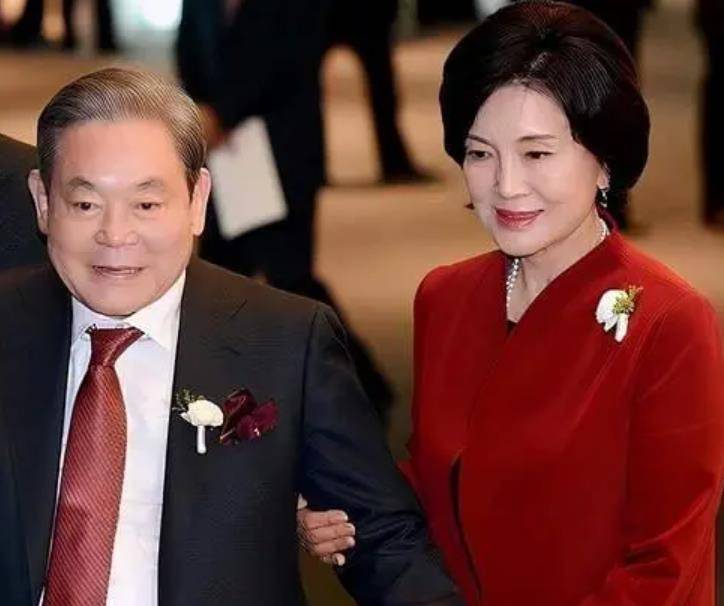 任驻美大使;二弟洪锡肇曾任检察官,现为韩国零售业巨头bgf集团董事长