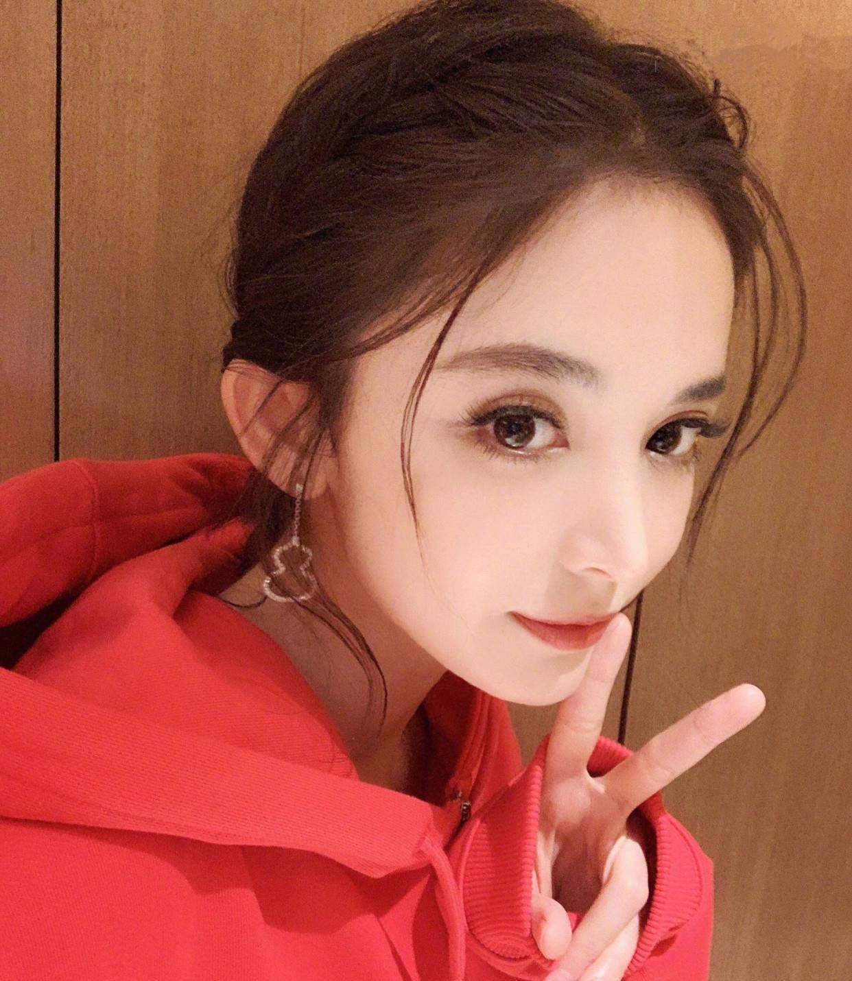 娜扎身穿"吊带"在家自拍,看见照片后,我爱了_女明星_宅男_感觉