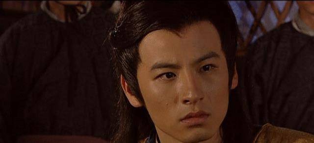 报仇,却因此目睹了万震山,言达平以及死里逃生的戚长发三人之间的火拼