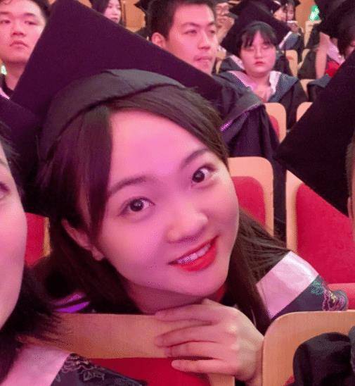 林妙可大学毕业后和同学聚会,坐奔驰副驾驶补妆,涂红唇显成熟