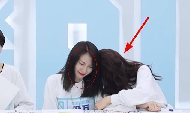 原创谢可寅笑场趴乃万肩膀上谁注意乃万怎么回应镜头前都懒得掩饰