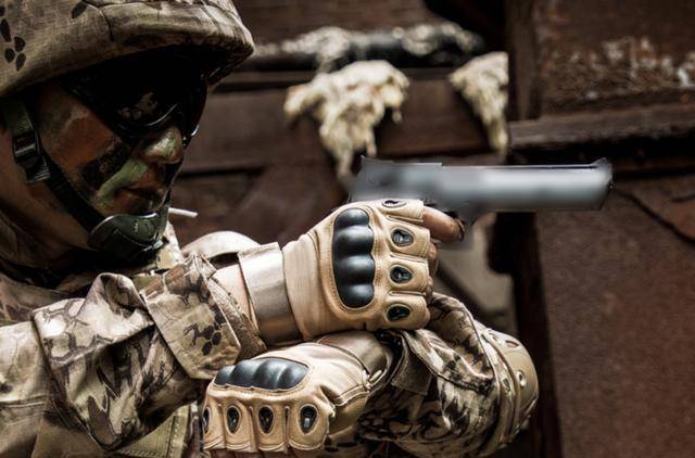 为何很多美军士兵要戴着手套作战?