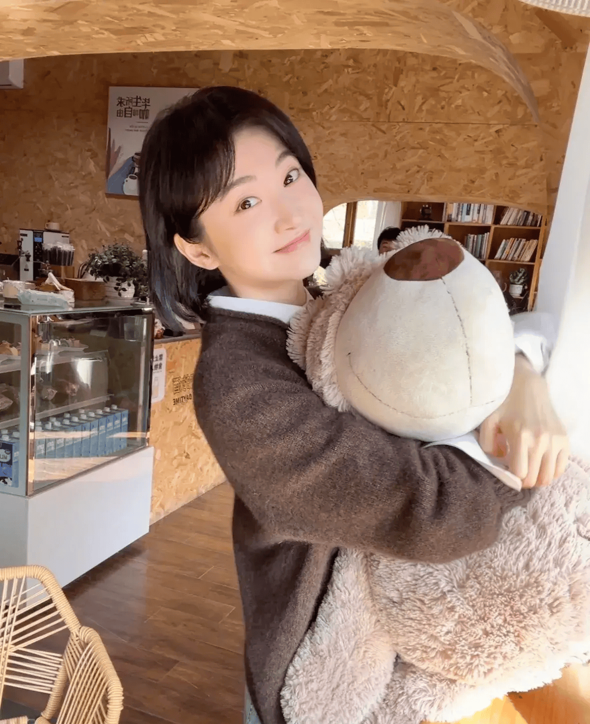 36岁景甜素颜照差点没认出:抱着娃娃,单身生活过的很充实