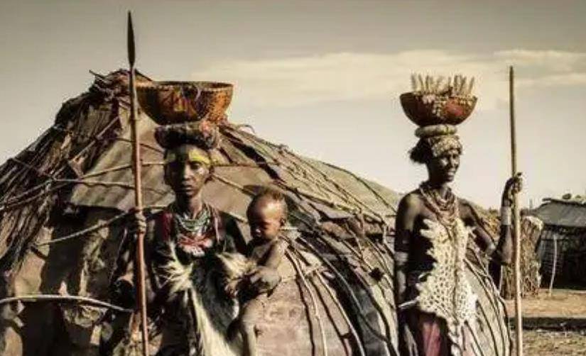 所在部落的黑人,也被殖民者取了一个极具侮辱性的名称"霍屯督人"