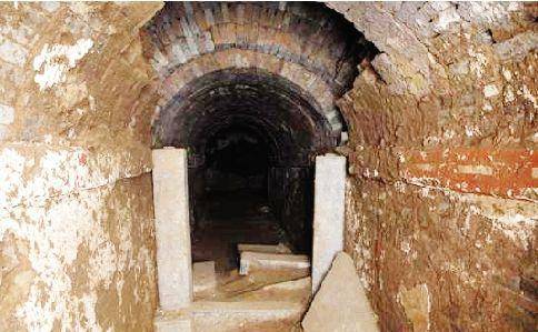 原创陕西一古墓发掘出27吨文物墓主身份成谜围观老农我知道是谁