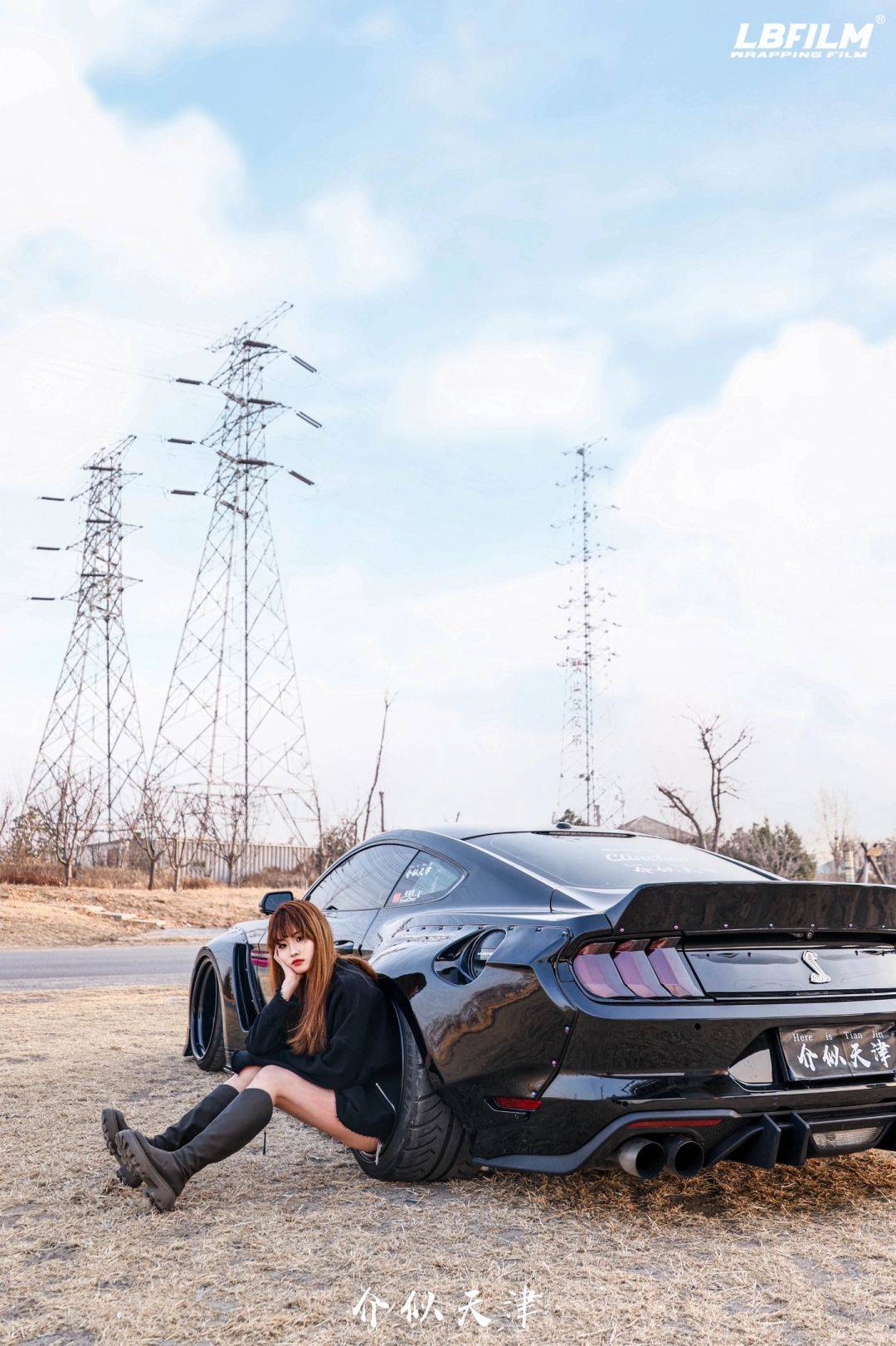 福特野马lb改色膜亮黑,看着就很狂野帅气