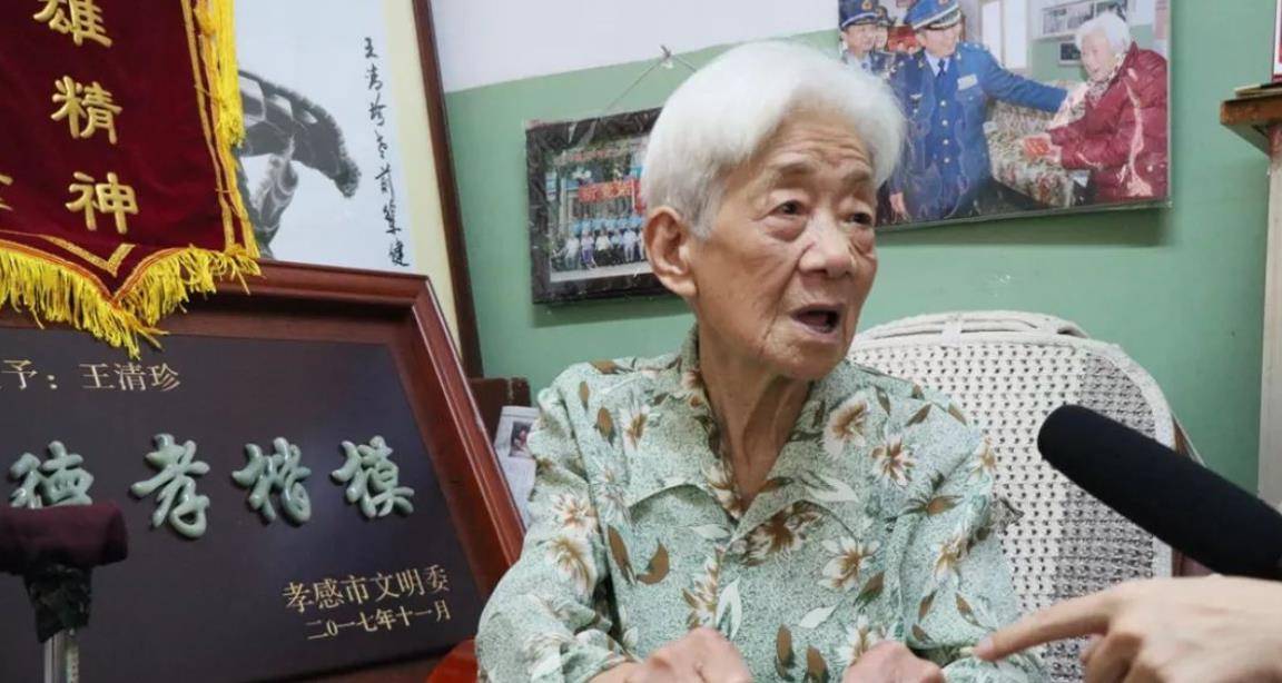 王清珍16岁在上甘岭遇男伤员排尿难俯下身用嘴咬住导尿管就吸