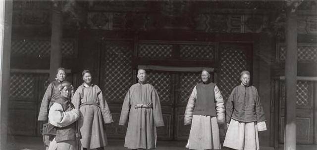 原创溥仪得到特赦后回到北京看望那些太监太监都是如何称呼他的