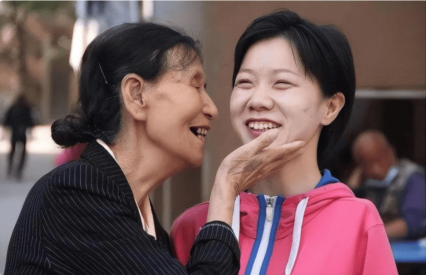 原创94年山西老太捡回独臂女婴靠捡破烂抚养25年女孩考上硕士报恩