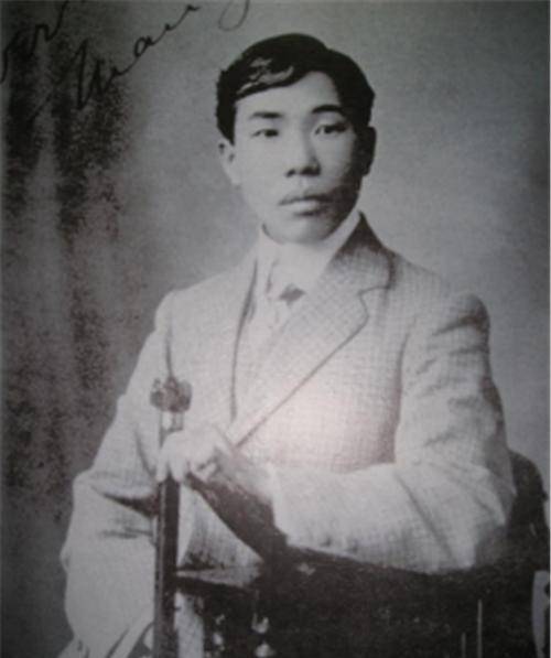 他嘴馋贪吃,一次吃60个大包子,医生叮嘱当耳旁风,只活到35岁_苏曼