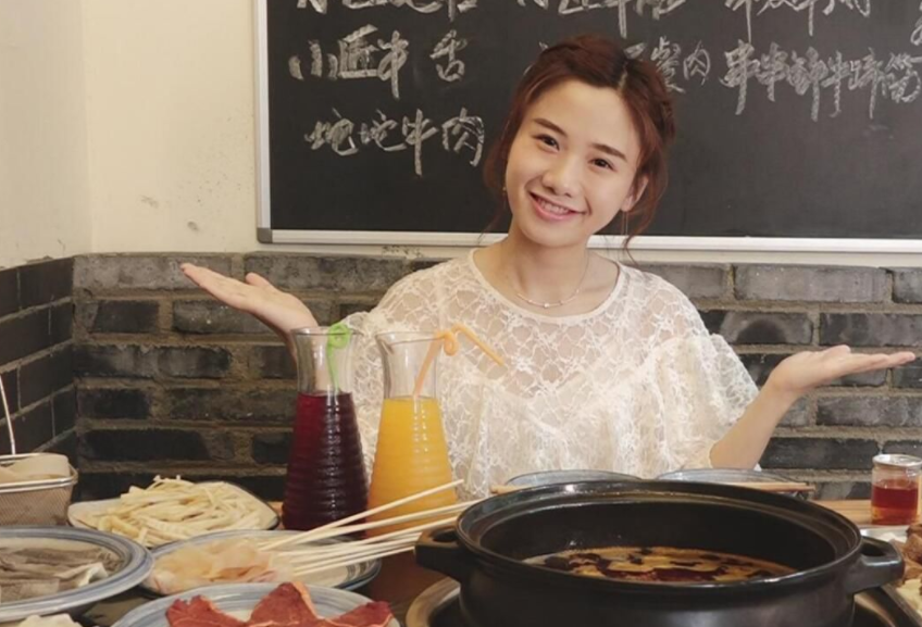 最穷吃播做直播煮了15只螃蟹却只吃青菜原因令众网友感动