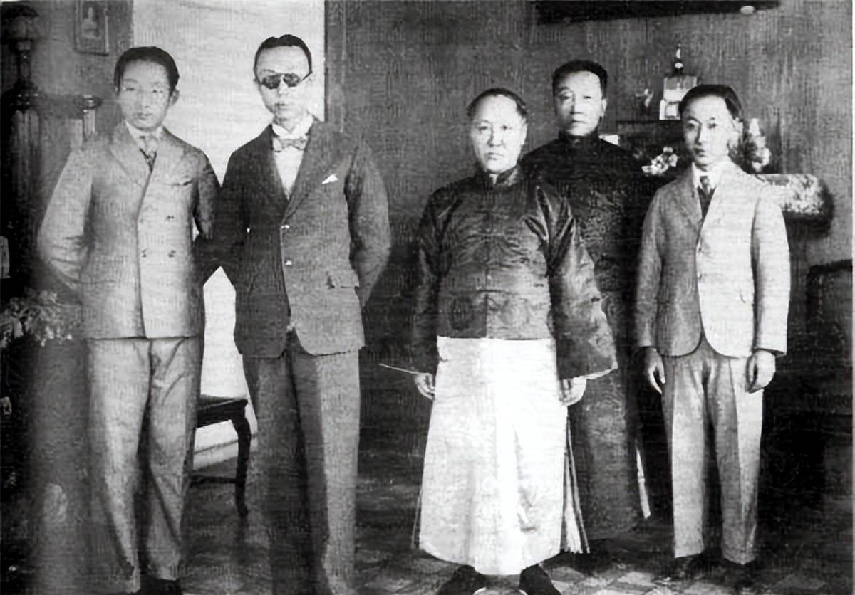 哥哥是皇帝伯父是光绪奶奶是慈禧溥任却低调的活到2015年