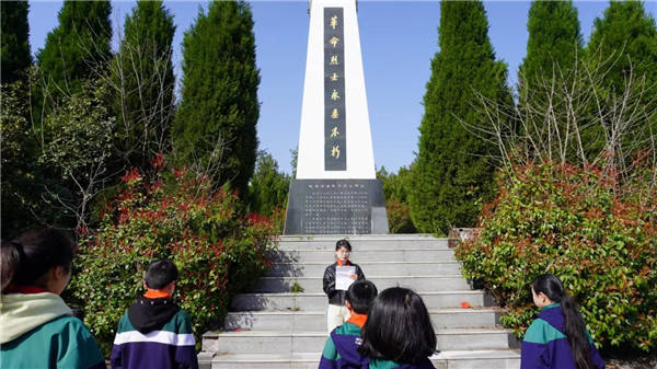 缅怀革命先烈赓续红色血脉盱眙县天泉湖初级中学开展祭扫烈士墓活动