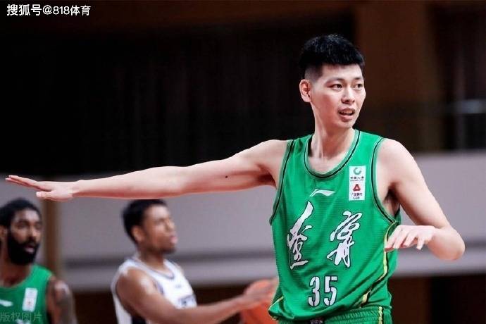 心在辽篮朱荣振罚球罚进与张镇麟击掌赛后找恩师杨鸣握手致意