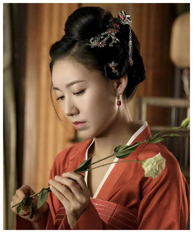 追风者躲过了王一博却被42岁的女二号惊艳民国造型很美