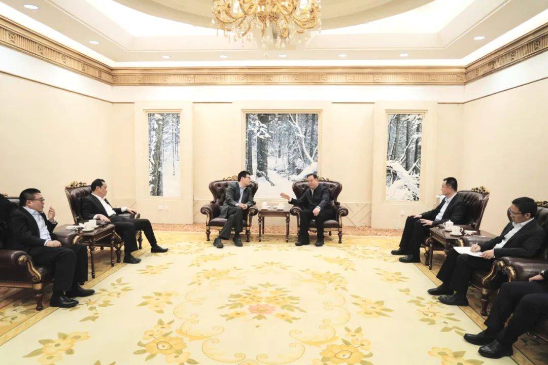 白城市委书记李洪慈与上海电气集团党委书记吴磊共绘洮南新能源发展