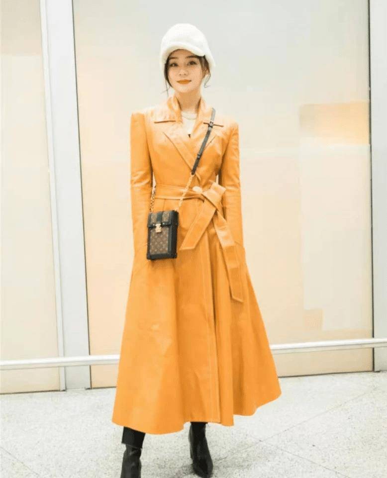 原创袁姗姗走机场真敢穿穿抹胸针织衫配羽绒服为秀身材太拼了