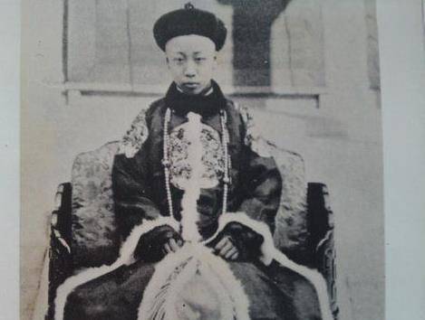 他叫爱新觉罗·鹦烈鹏,他不仅是溥仪的太医,更是溥仪的亲戚,鹦烈鹏的