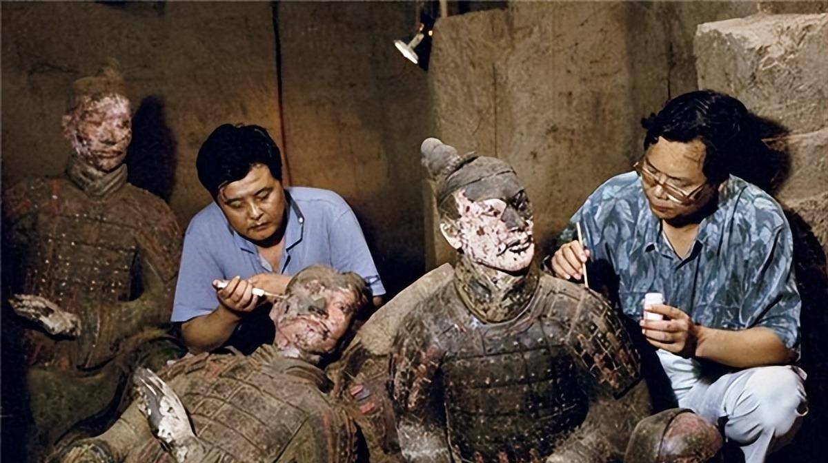 原创秦始皇用活人烧制兵马俑西安一尊兵马俑裂开后真相大白