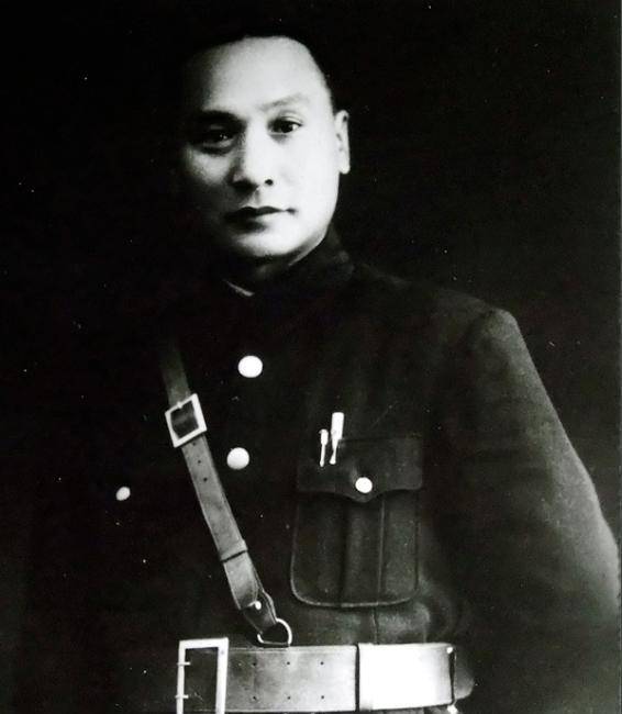 卢汉是滇军的高级将领,毕业于云南讲武堂,他从排长开始做起,从底层