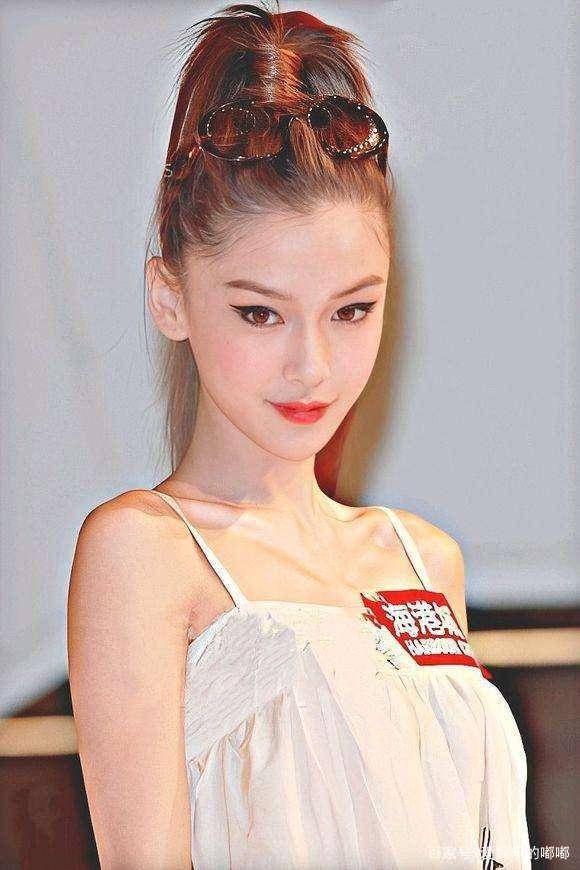 10年前baby日本出道旧照曝光被男性用酒瓶怼脸强装笑意比耶合影