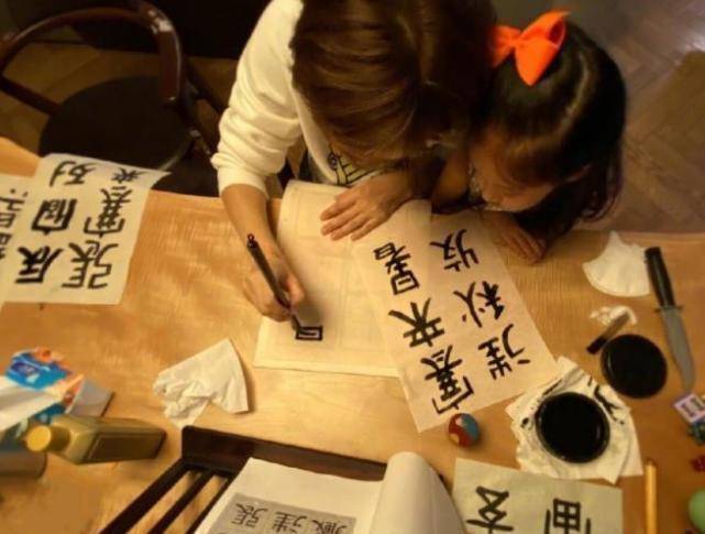 原创孙俪晒女儿6岁小花妹妹写不好毛笔字哭了靠在妈妈身上太软萌