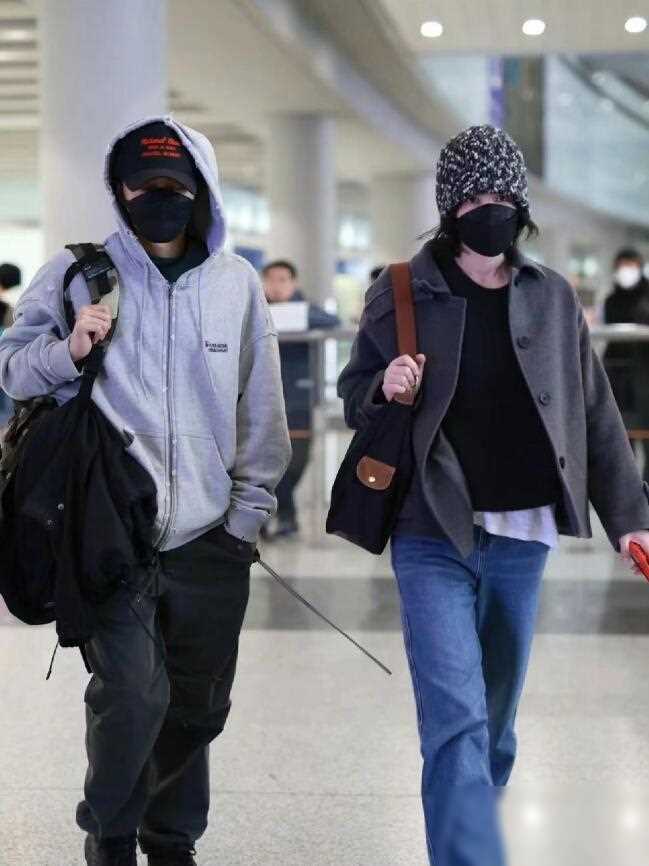 王菲谢霆锋日本回国王菲用拳头捶男友撒娇脖子上大疙瘩引热议