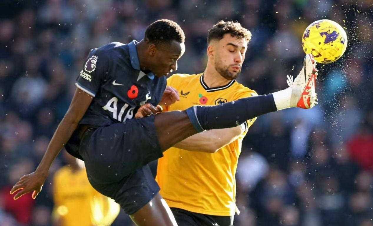 狼队逆袭神迹再现!英超历史第8次,90分钟落后竟翻盘热刺!