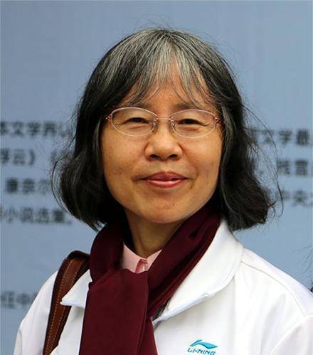 年代初,残雪出生在湖南长沙的一户知识分子家庭里面,她原名叫做邓小华