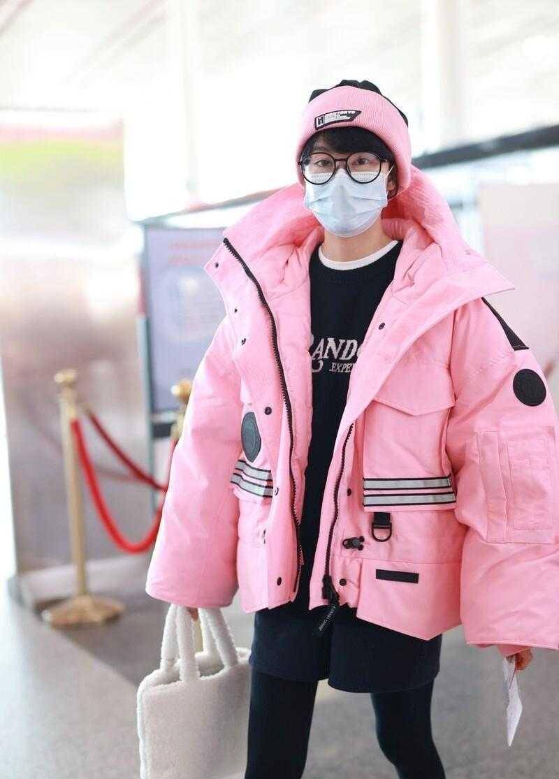 原创郁可唯也太时髦了穿粉色羽绒服配粉色帽子减龄又洋气