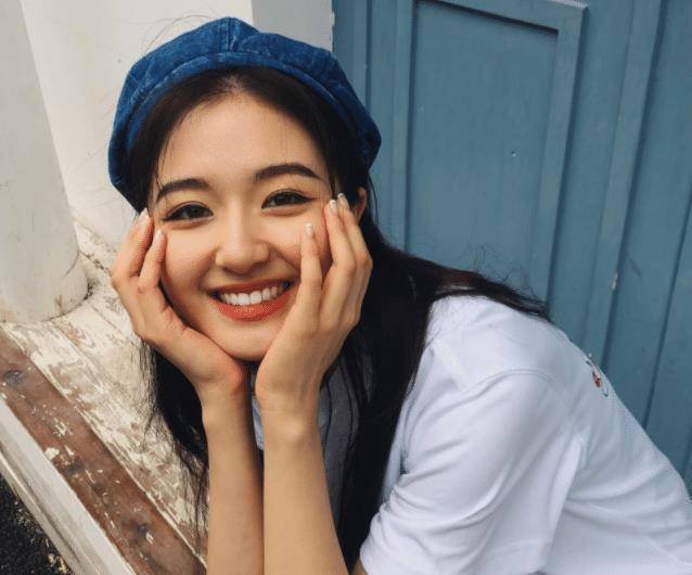 李兰迪晒夏日四连拍原相机下少女感十足这皮肤状态我酸了