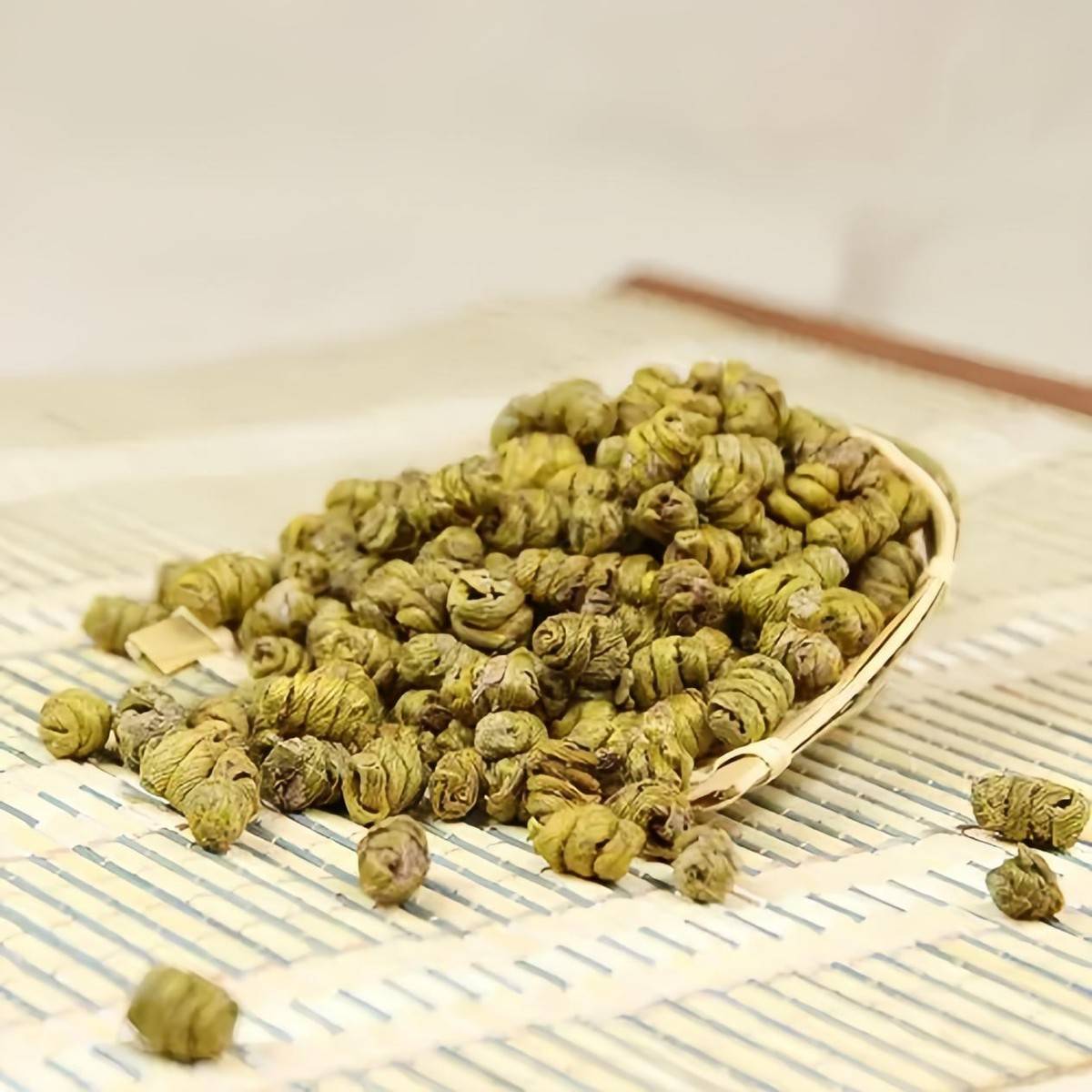选用优质的铁皮石斛种植于纯净的山间环境中,充分吸收大自然的精华,不
