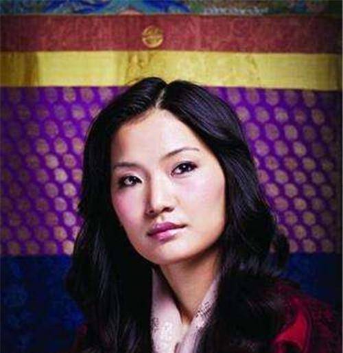 佩玛7岁的时候,在一次郊游中遇到了未来的丈夫吉格梅·辛格·旺楚克