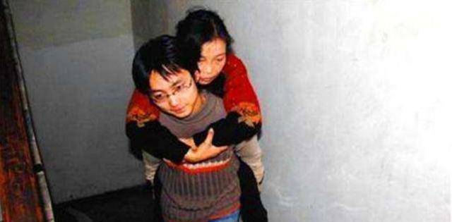 15年前那位背母上学的刘婷后来变性成女人现状如何