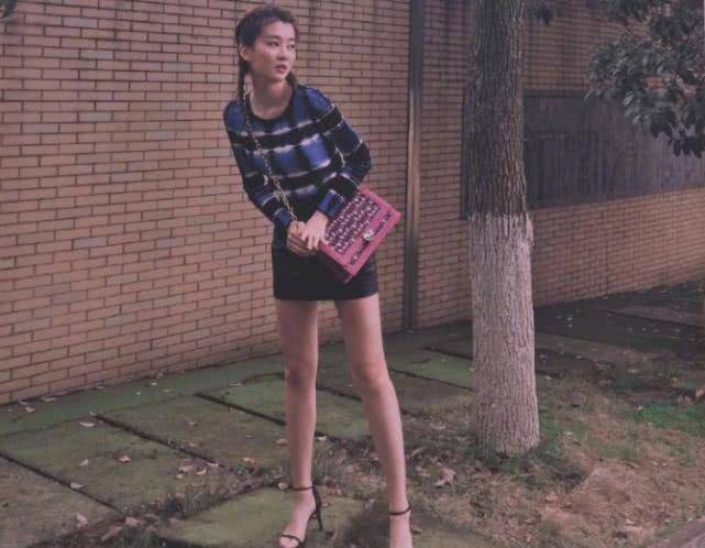 乔欣在豪宅内自拍,20cm羽绒短裤抢镜,这双"圆规腿"我酸了