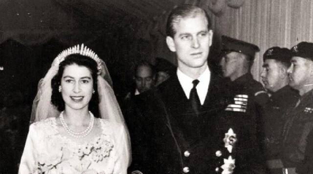原创英国女王年轻时有多漂亮丈夫不准她独自出门为陪伴她舍弃王位