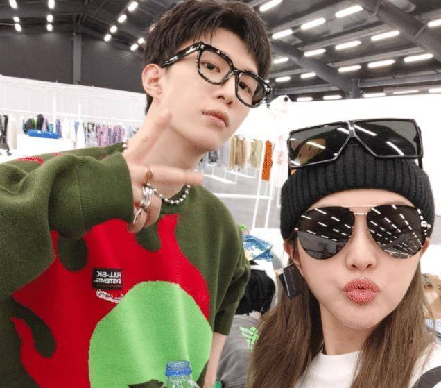 周扬青晒《合伙人2》收官照,欧阳娜娜被拍成1米5,范丞丞及时救场_陈伟