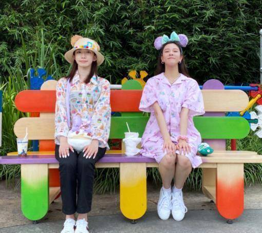 孟美岐晒聚会照穿卡通衬衫俏皮十足闺蜜宋妍霏小鸟腿优越