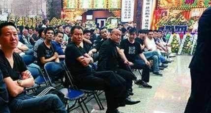 绰号"屯门之虎",因帮派内讧遭遇刺杀,他"大难不死"逃离江湖_黎志强