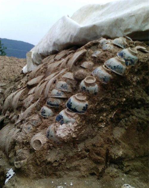 挖出清代古墓,墓里没任何陪葬品,专家敲了敲墙壁:整个搬走_墓室_古代