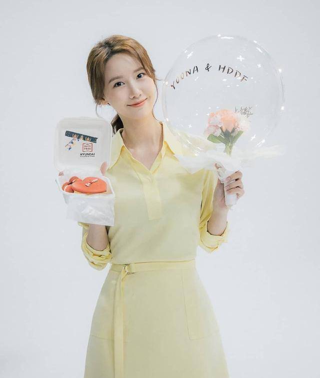 原创原创29岁林允儿穿衬衫套裙撞衫38岁宋慧乔相差9岁差距也不明显